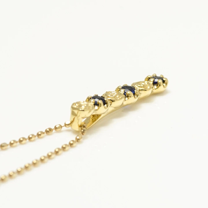 umu -アム- FINE JEWELRY STUIDIOブルーサファイア バラモチーフ ペンダントトップ 「rosa」pn0262_s.jpg