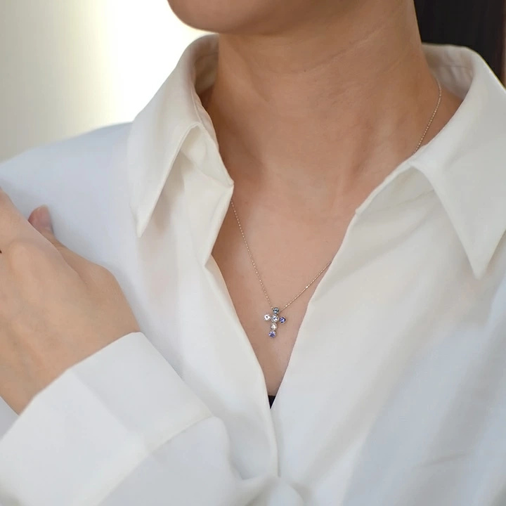 umu -アム- FINE JEWELRY STUIDIOクールカラー クロスモチーフ ペンダントトップ 「dolce」pn0283_i3.jpg