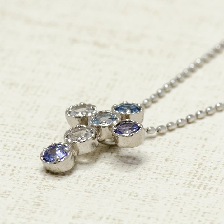 umu -アム- FINE JEWELRY STUIDIOクールカラー クロスモチーフ ペンダントトップ 「dolce」pn0283_kanban2.jpg
