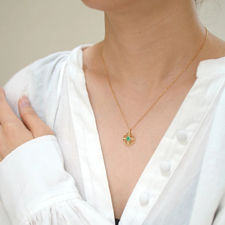 umu -アム- FINE JEWELRY STUIDIOエメラルド ダイヤモンド ペンダントトップ 「valzer」pn0307_i3.jpg