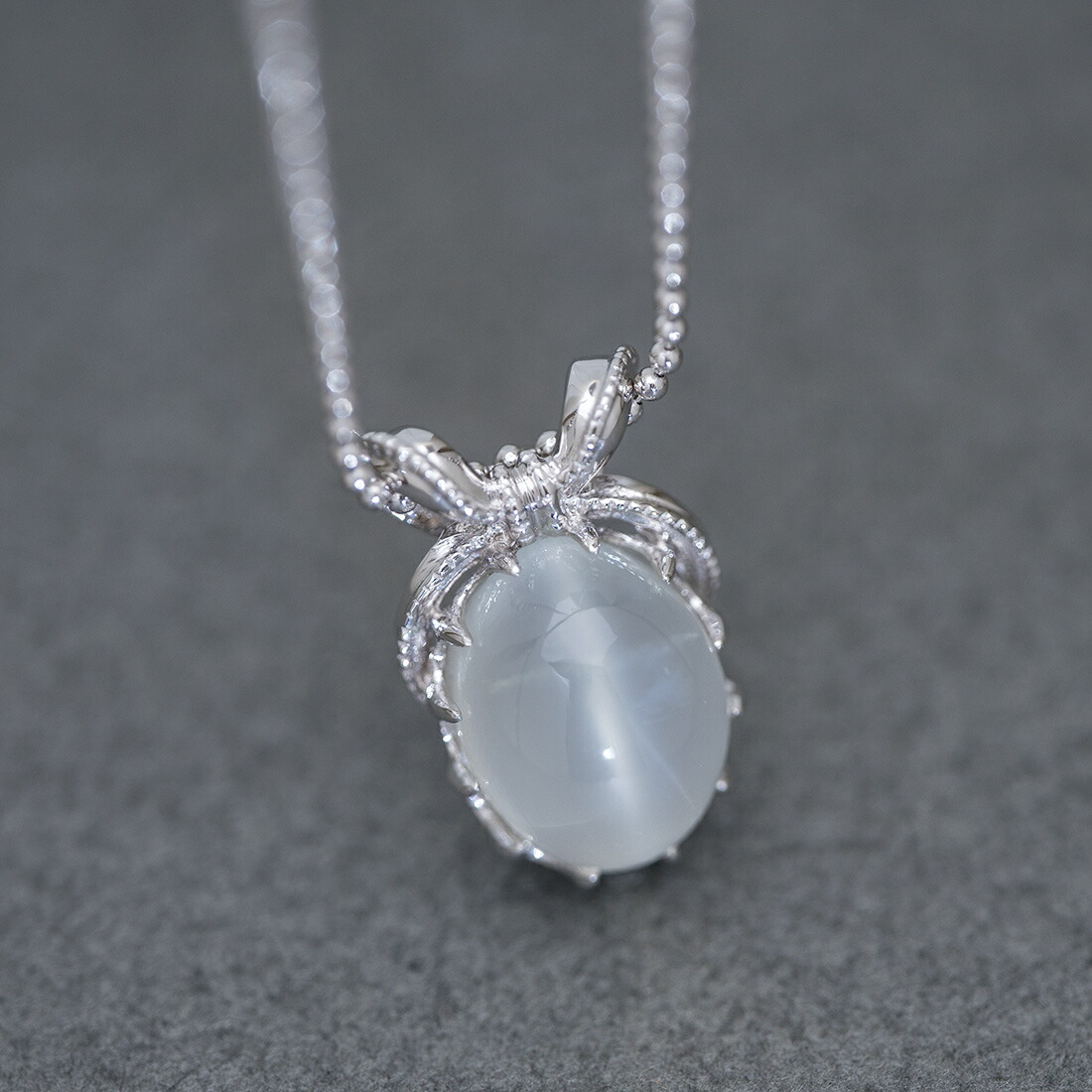 umu -アム- FINE JEWELRY STUIDIOムーンストーン リボンモチーフ ペンダントトップ 「regalo」pn0461_kanban2.jpg