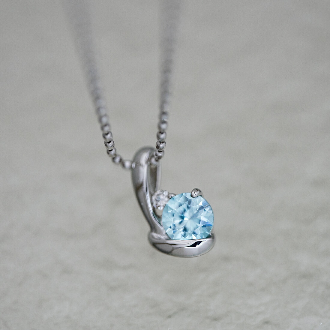 umu -アム- FINE JEWELRY STUIDIOブルージルコン ダイヤモンド ペンダントトップ 「chiarita」pn0547_kanban2.jpg