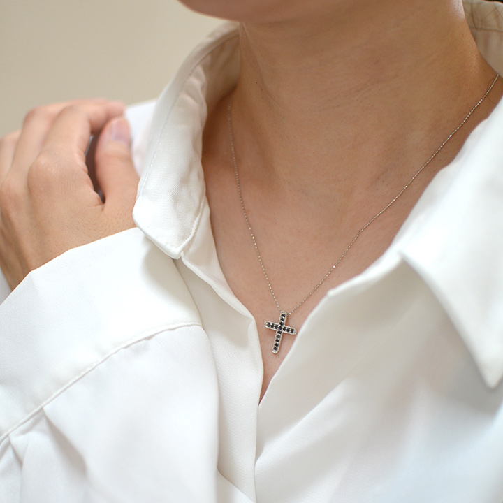 umu -アム- FINE JEWELRY STUIDIOK18 ブラックダイヤモンド クロスモチーフ ペンダントトップ 「croce」pn0715_i3.jpg