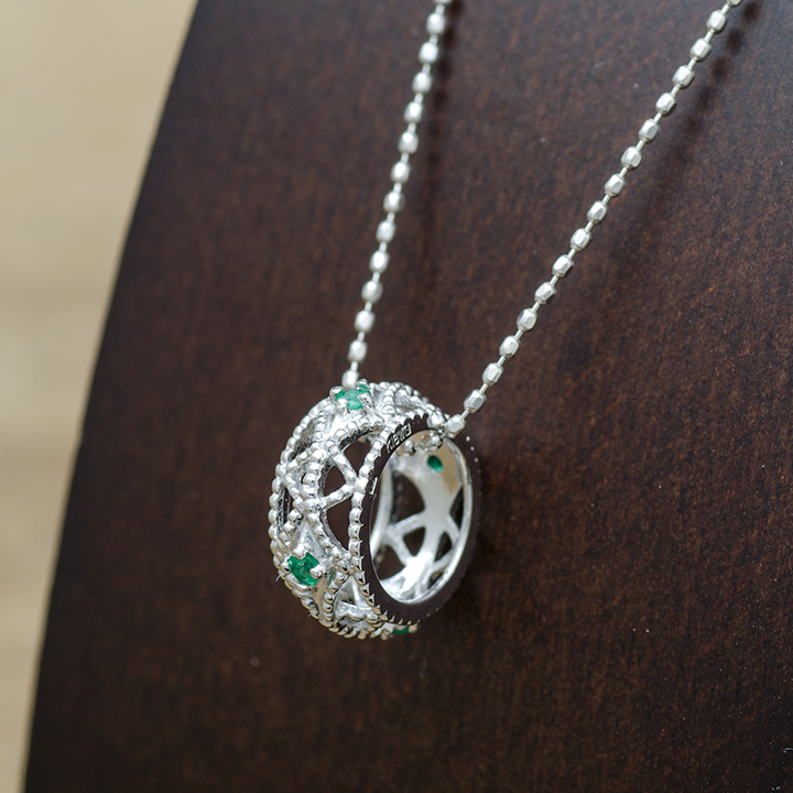 umu -アム- FINE JEWELRY STUIDIOK18 エメラルド ペンダントトップ 「cortile」pn0743_kanban2.jpg