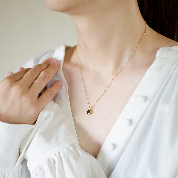 umu -アム- FINE JEWELRY STUIDIOK18 グリーンサファイアダイヤモンド ペントップ 「goccia」pn0824_i3.jpg