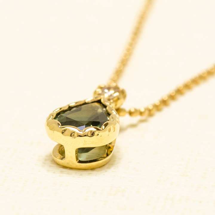 umu -アム- FINE JEWELRY STUIDIOK18 グリーンサファイアダイヤモンド ペントップ 「goccia」pn0824_kanban2.jpg