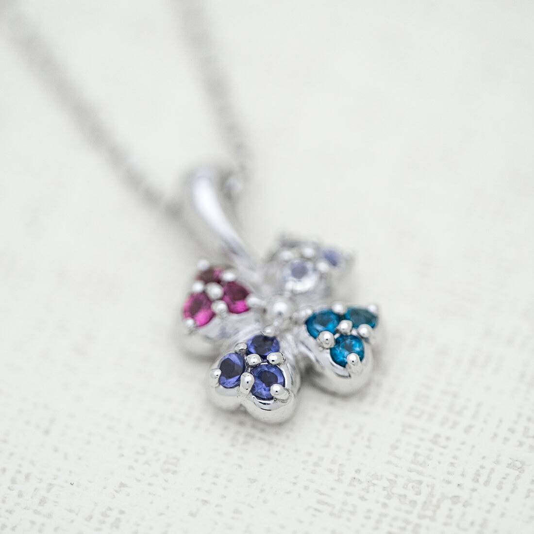 umu -アム- FINE JEWELRY STUIDIOマルチカラー クローバーモチーフ ペンダントトップpn0972_kanban2.jpg