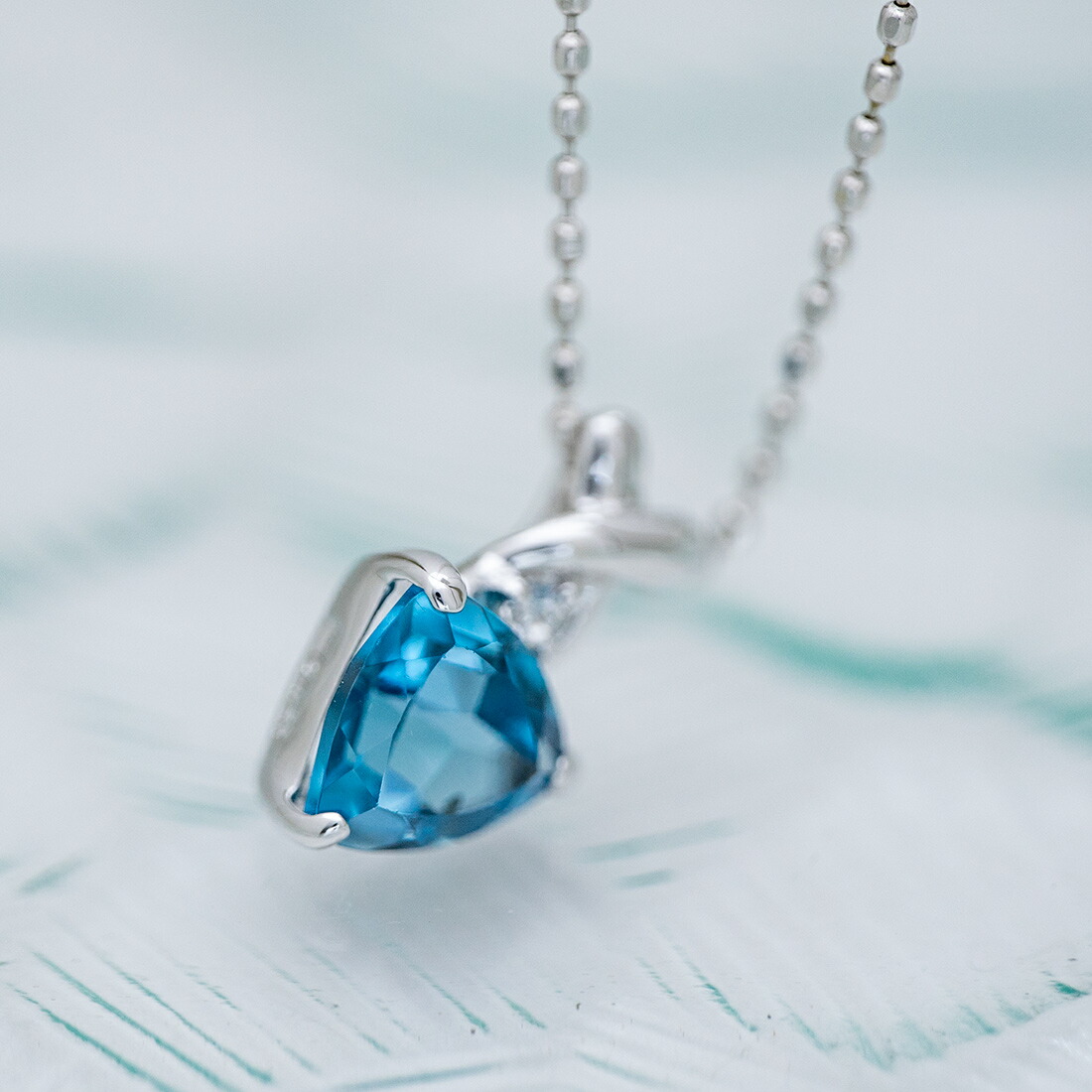 umu -アム- FINE JEWELRY STUIDIOロンドンブルートパーズ ダイヤモンド ペンダントトップ 「borda」pn0991_kanban2.jpg