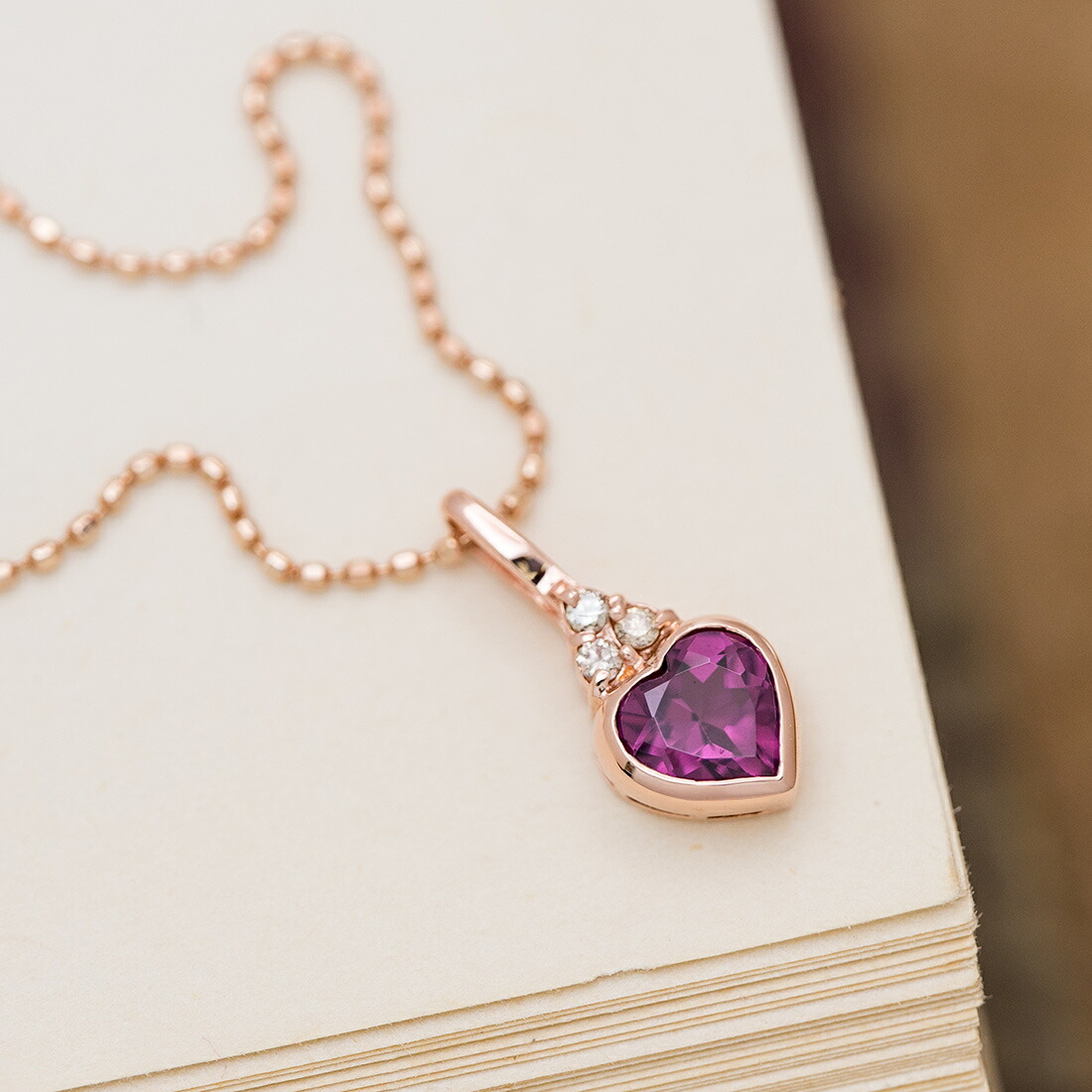 umu -アム- FINE JEWELRY STUIDIOロードライトガーネット ダイヤモンド ハート ペンダントトップpn1008_kanban2.jpg