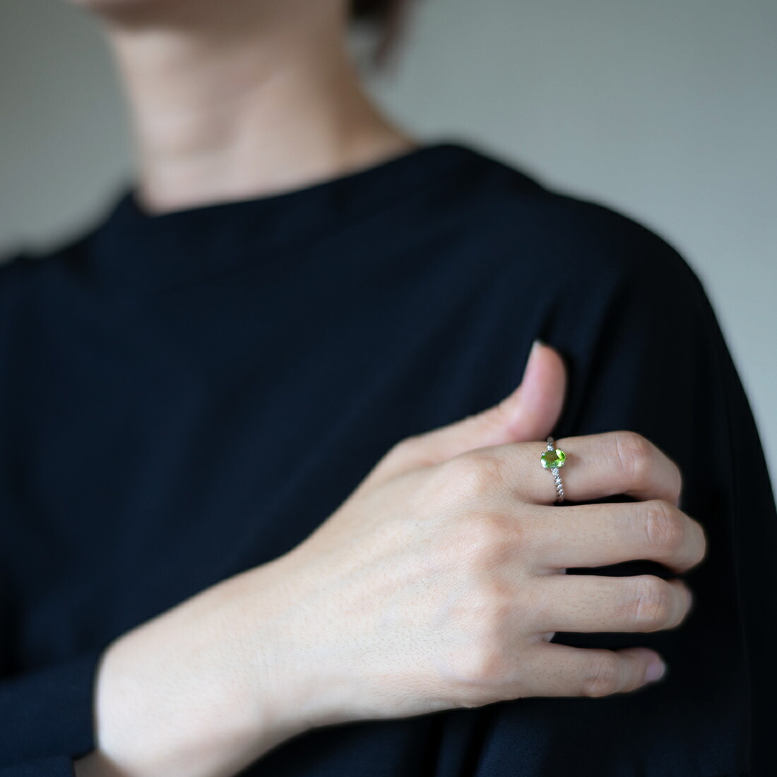 umu -アム- FINE JEWELRY STUIDIO | ペリドット ダイヤモンド リング 「gelatina」 | 画像[rg0839_i3.jpg]