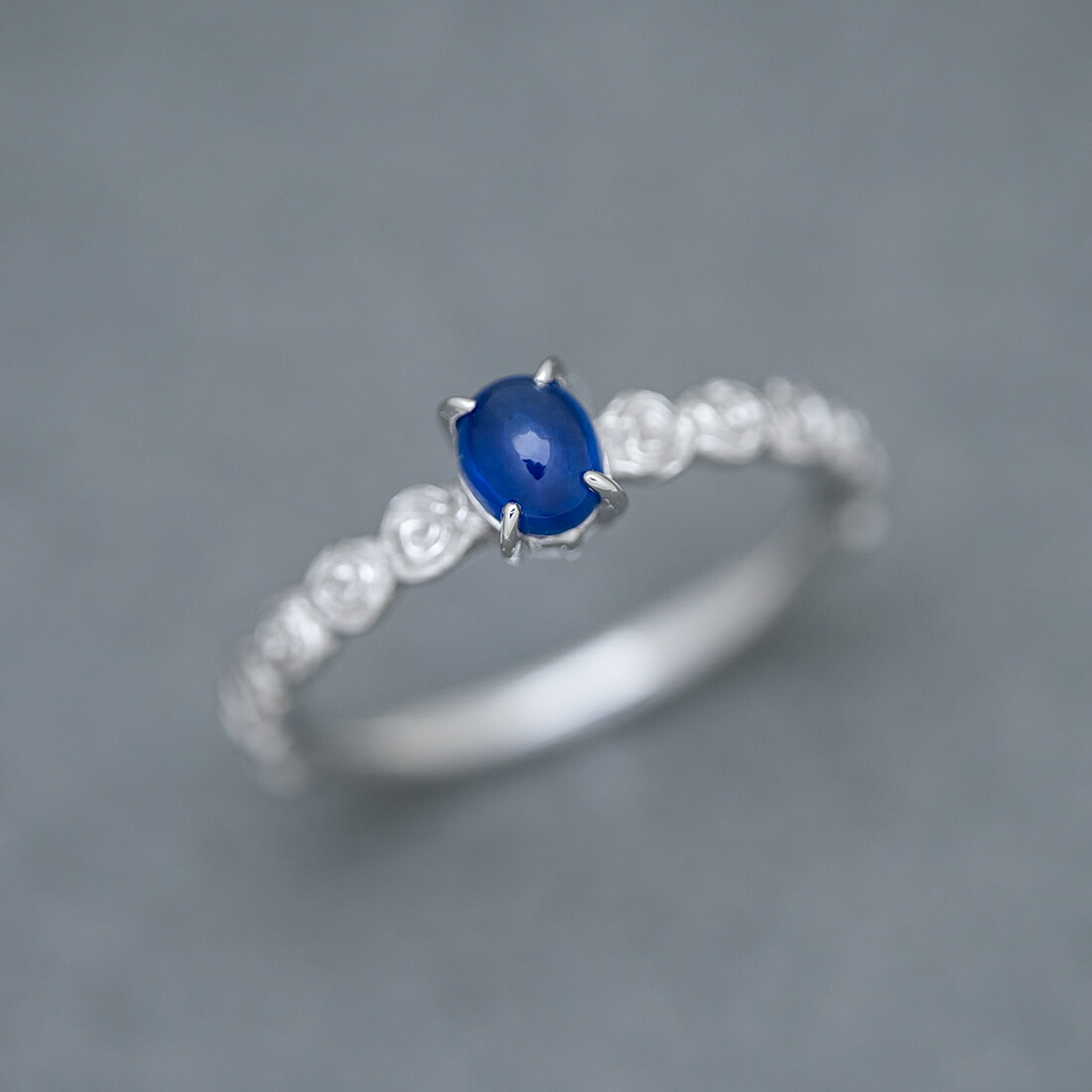 umu -アム- FINE JEWELRY STUIDIOカボション ブルーサファイア バラモチーフ リング 「rosa」rg0923_kanban2.jpg