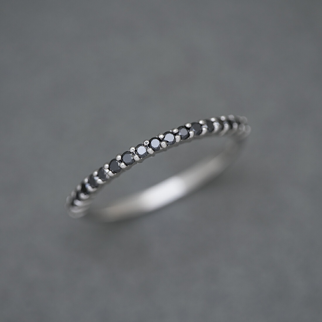 umu -アム- FINE JEWELRY STUIDIOブラックダイヤモンド エタニティ リング 「fila」rg0930_kanban2.jpg