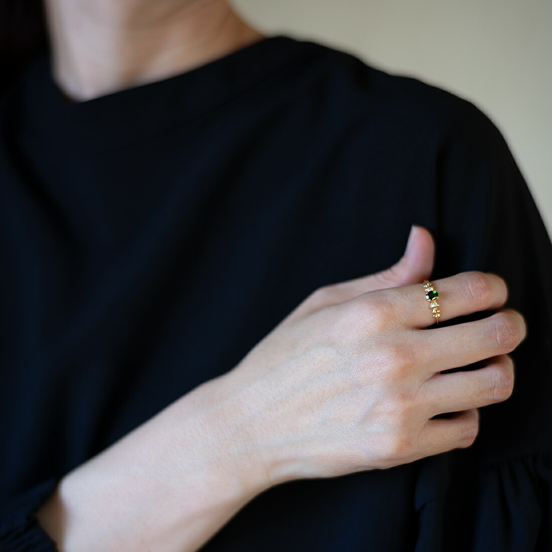 umu -アム- FINE JEWELRY STUIDIOグリーントルマリン ダイヤモンド リボンモチーフ リング 「nodino」rg0956_i3.jpg