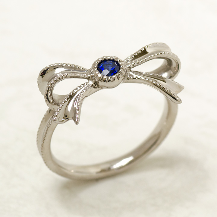 umu -アム- FINE JEWELRY STUIDIOブルーサファイア リボンモチーフ リング 「legame」rg1190_kanban2.jpg
