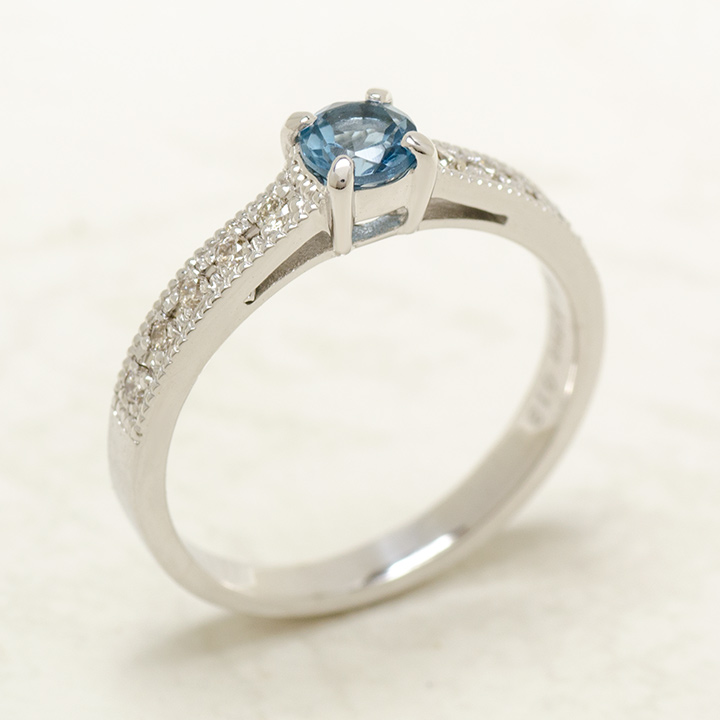 umu -アム- FINE JEWELRY STUIDIOK18 ロンドンブルートパーズ ダイヤモンド リング 「fiorito」rg1224_kanban2.jpg