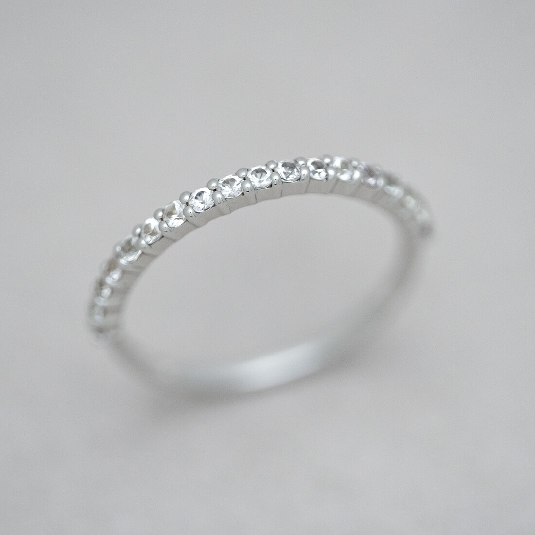 umu -アム- FINE JEWELRY STUIDIOホワイトサファイア エタニティリング 「fila」rg1479_kanban2.jpg