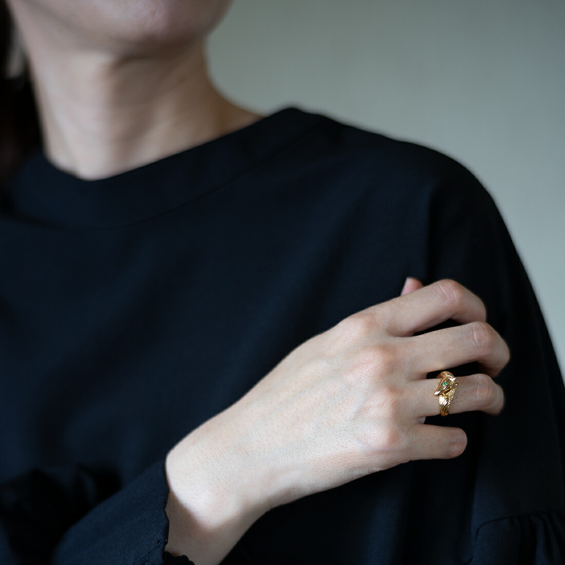 umu -アム- FINE JEWELRY STUIDIOエメラルド ホースモチーフ リングrg1509_i3.jpg
