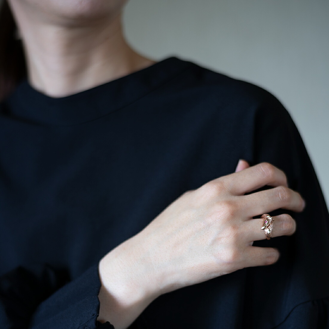 umu -アム- FINE JEWELRY STUIDIOブルーサファイア ホースモチーフ リングrg1511_i3.jpg