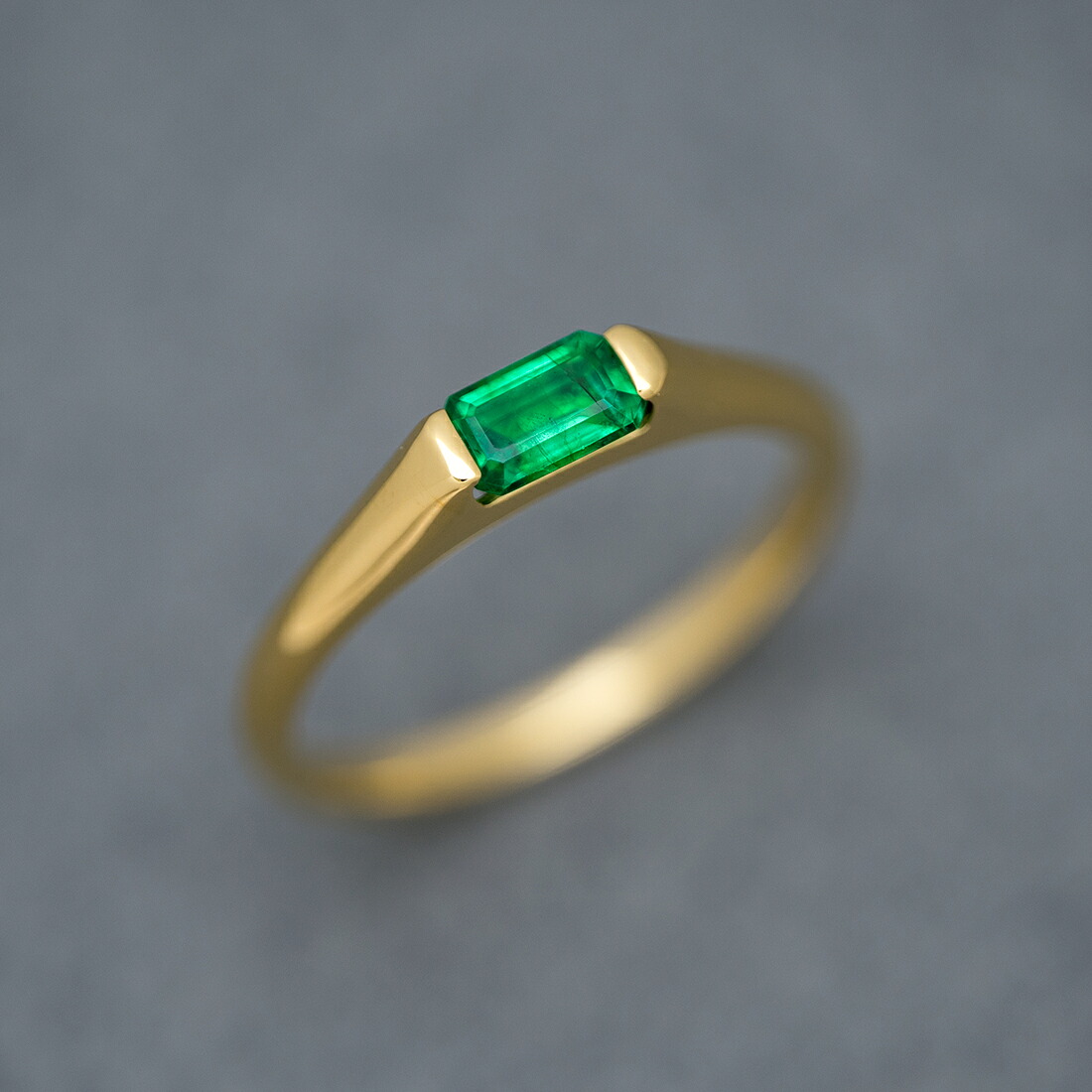 umu -アム- FINE JEWELRY STUIDIOエメラルド リング 「cheto」rg1528_kanban2.jpg