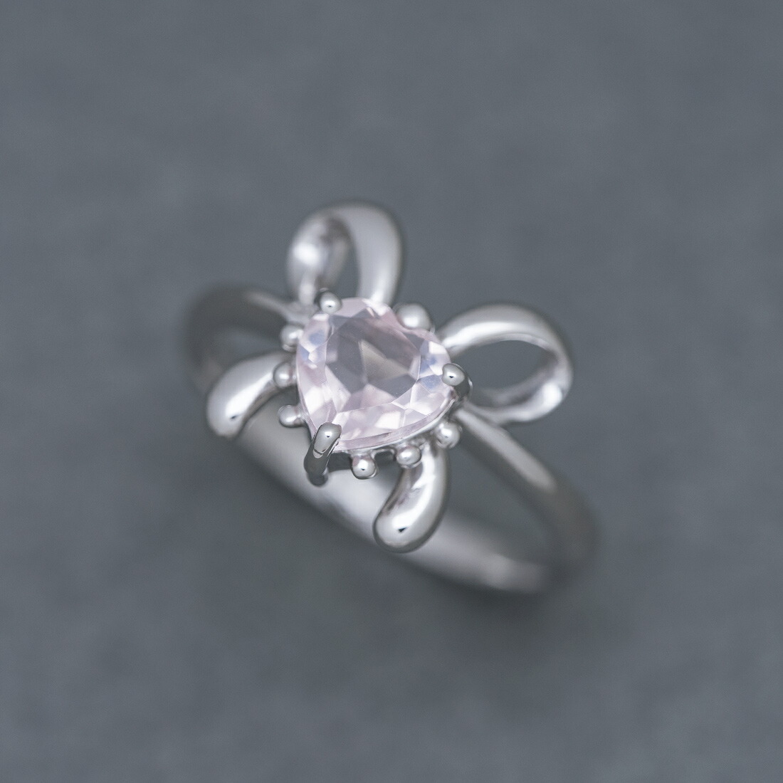 umu -アム- FINE JEWELRY STUIDIOローズクォーツ リボンモチーフ リングsv0445_kanban2.jpg